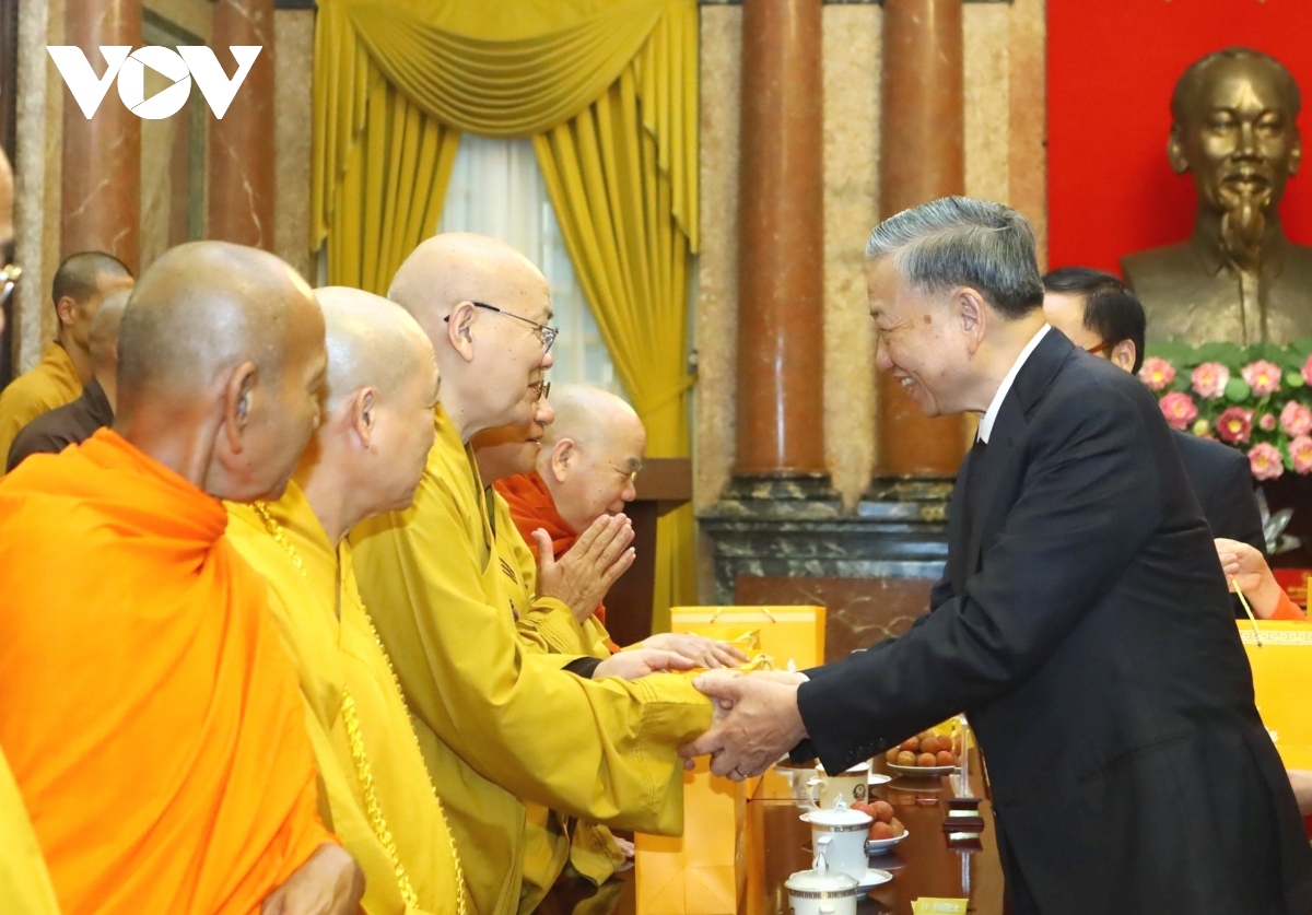 President To Lam meets dignitaries of all religious organisations